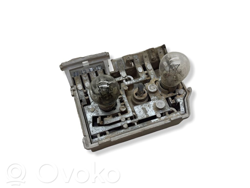 Audi 80 90 B3 Aizmugures spuldzes vāka turētājs 