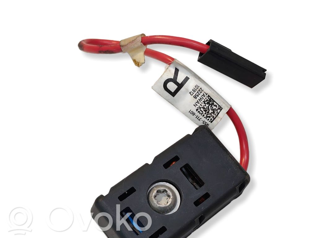 Tesla Model 3 Antenos stiprintuvas 