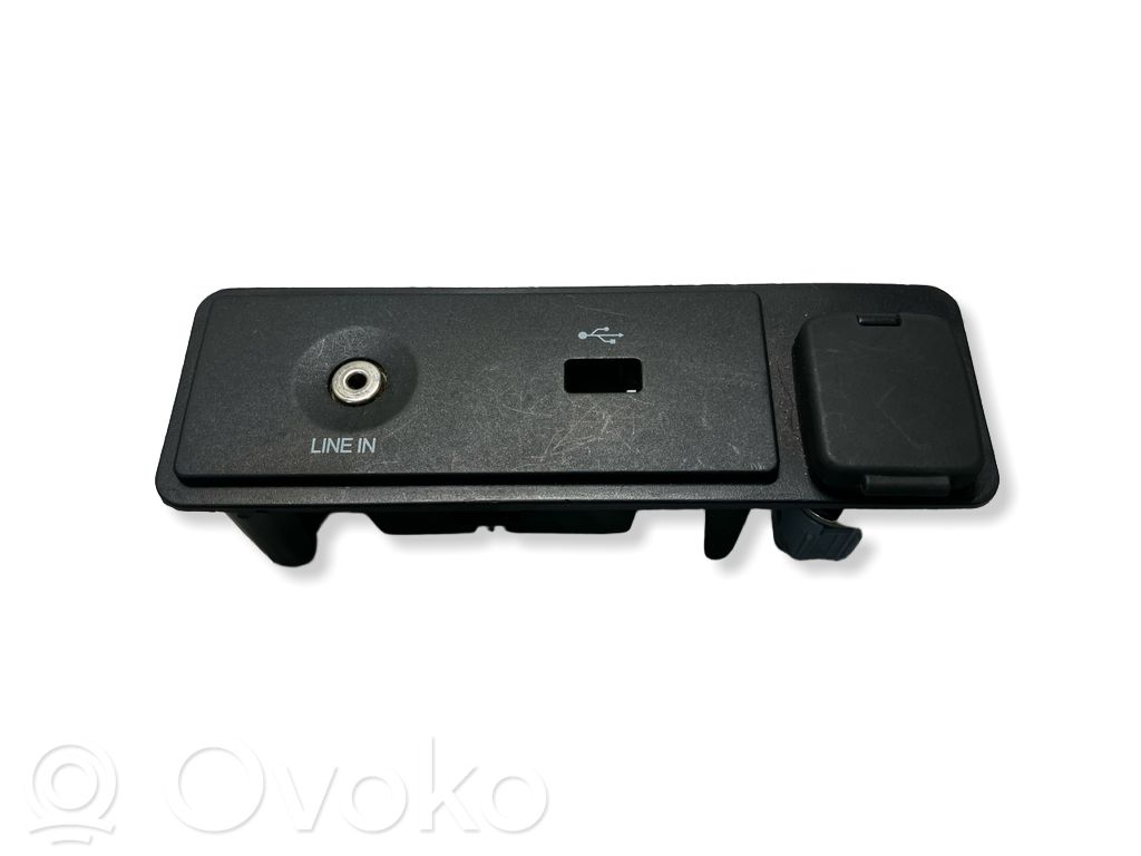 Ford Fusion II Enchufe conector entrada auxiliar 