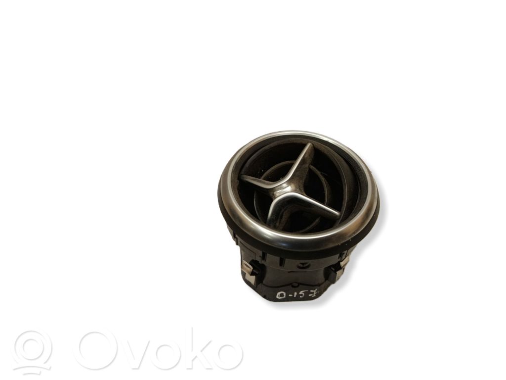 Mercedes-Benz A W176 Dysze / Kratki środkowego nawiewu deski rozdzielczej 