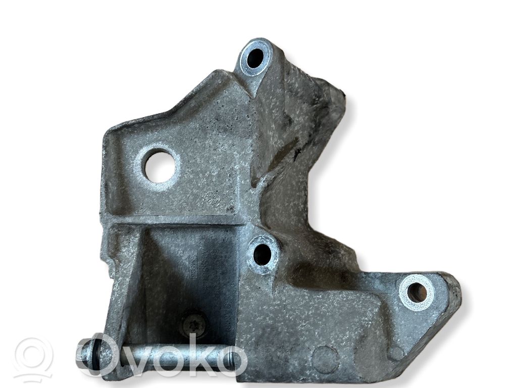 Volvo XC60 Engine mounting bracket 