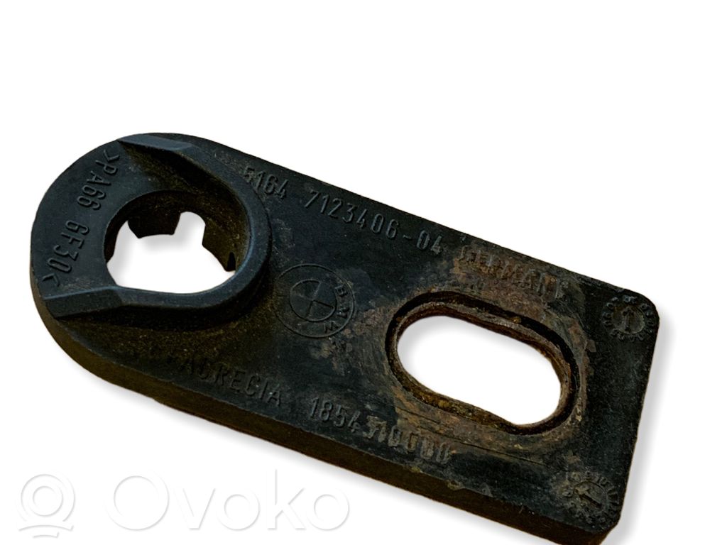 BMW 1 E81 E87 Headlight/headlamp mounting bracket 