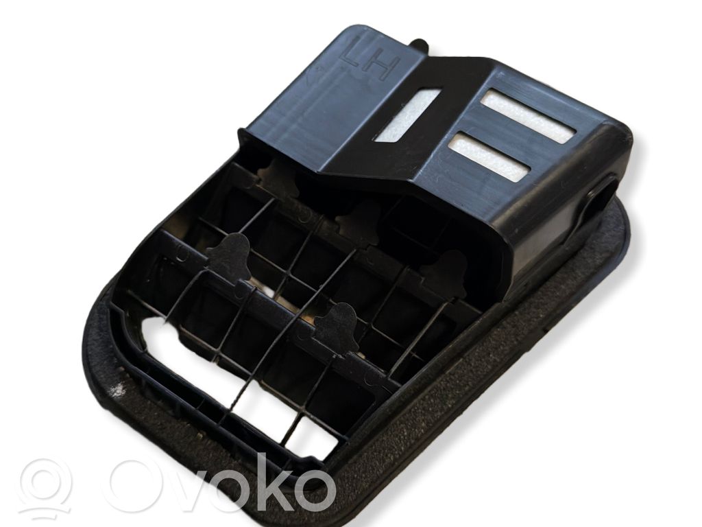 Quarter panel pressure vent