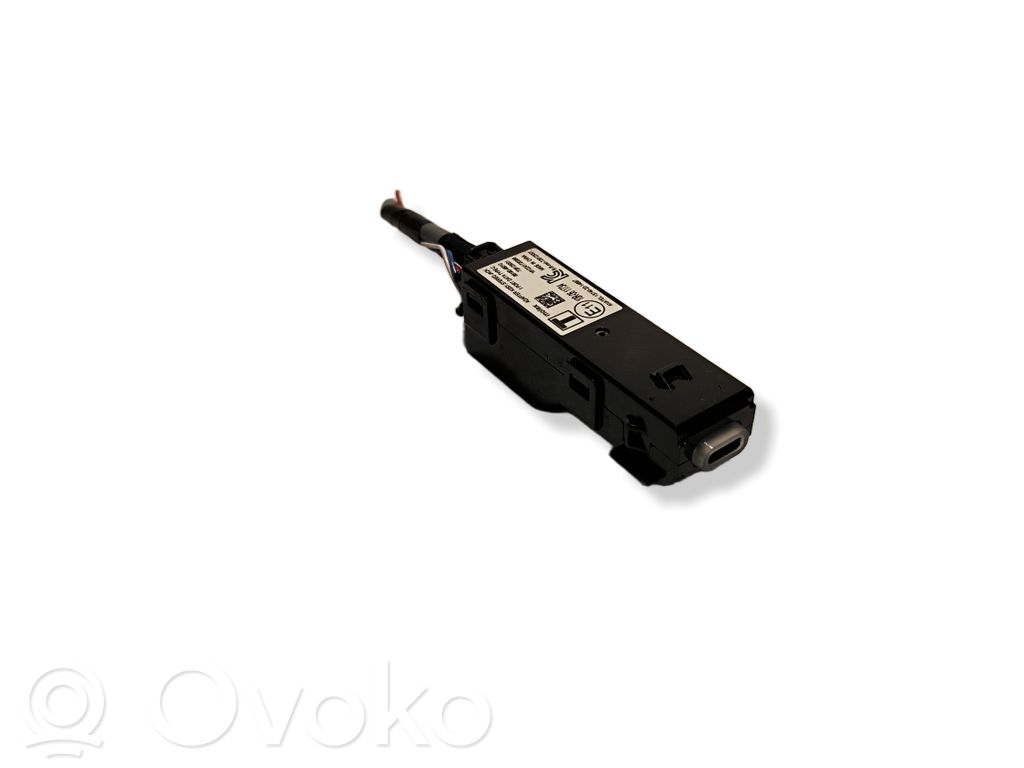 Toyota Yaris XP210 Enchufe conector USB 