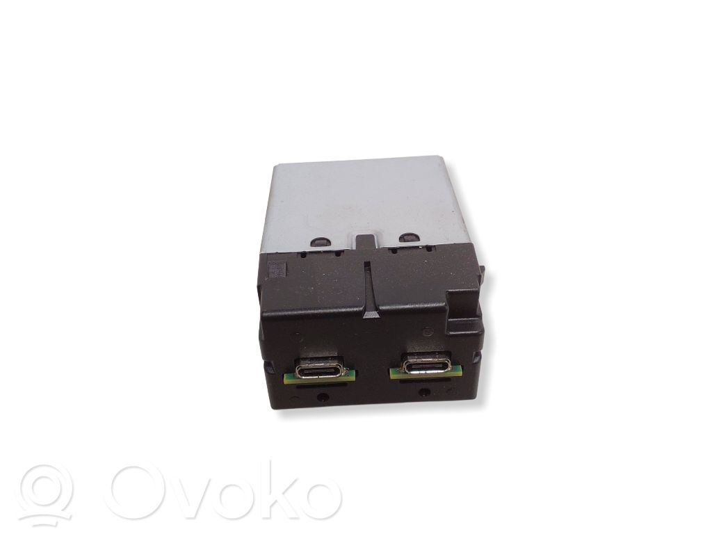 Volvo XC40 USB socket connector 