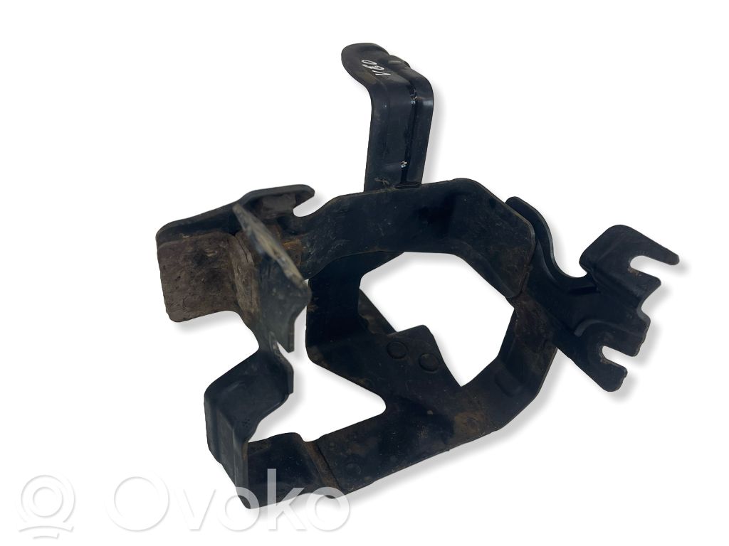 Volvo V60 Power steering pump mounting bracket 