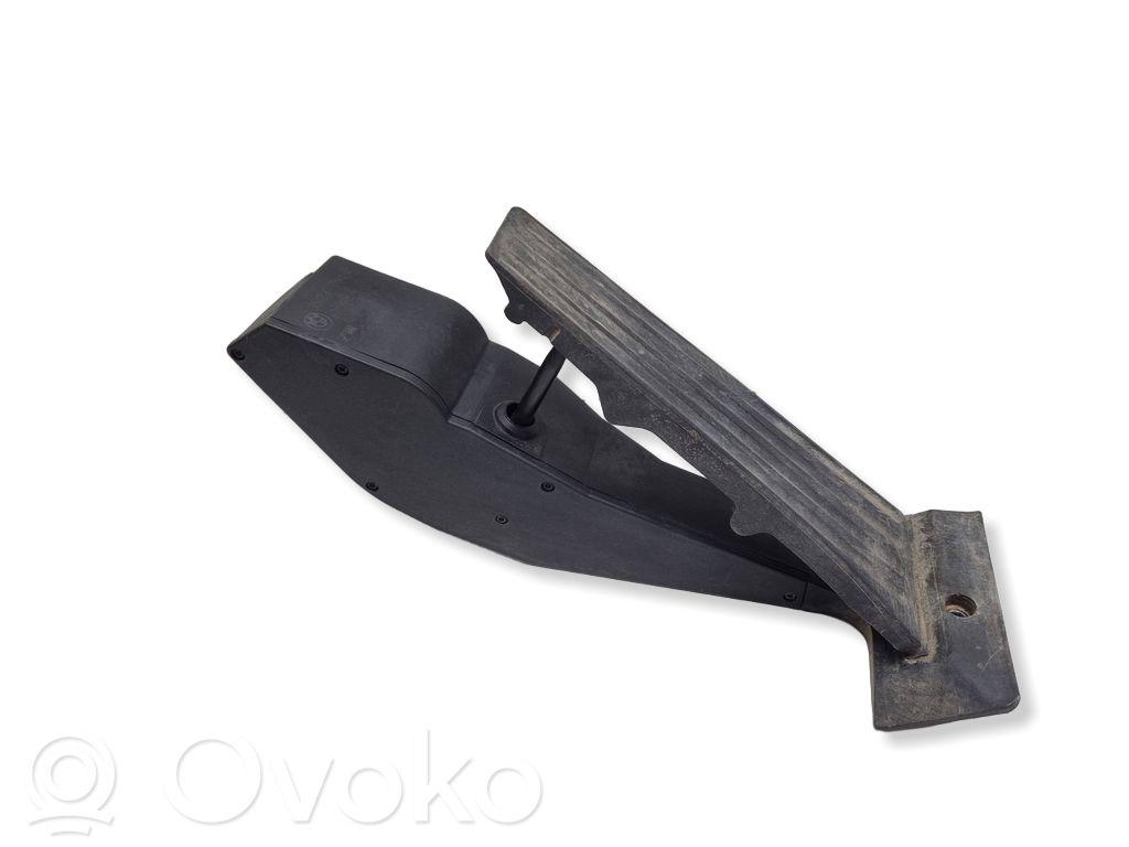 Accelerator throttle pedal