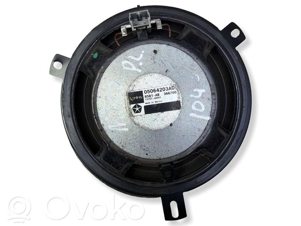 Dodge Nitro Takaoven kaiutin 