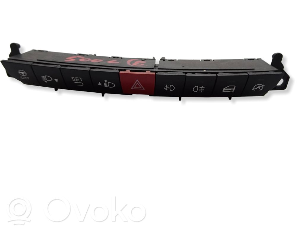 Fiat 500L Przycisk świateł awaryjnych 