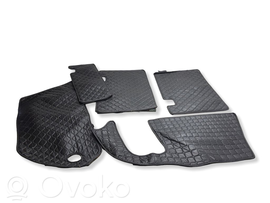 Trunk/boot lower side trim panel