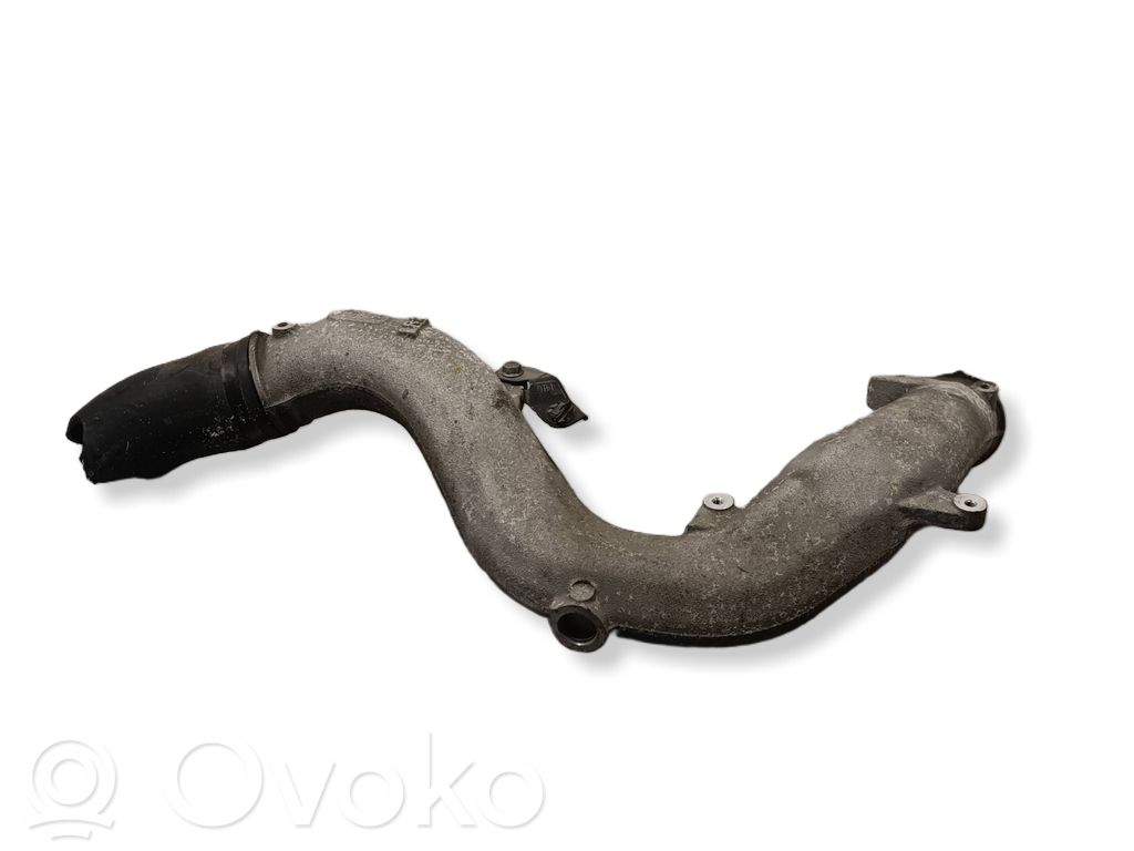 Intercooler pipe mounting bracket