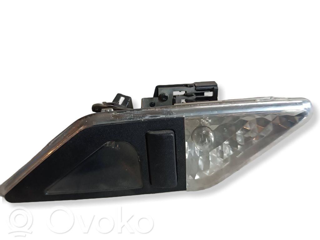 Rear seat light   8375586