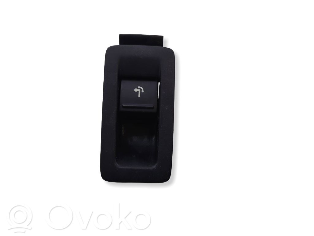 Volkswagen PASSAT B7 Przycisk chowanego haka holowniczego 