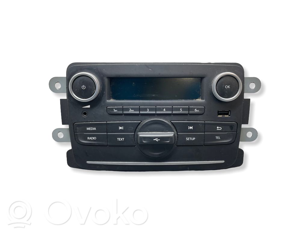 Dacia Sandero Radio/CD/DVD/GPS head unit 