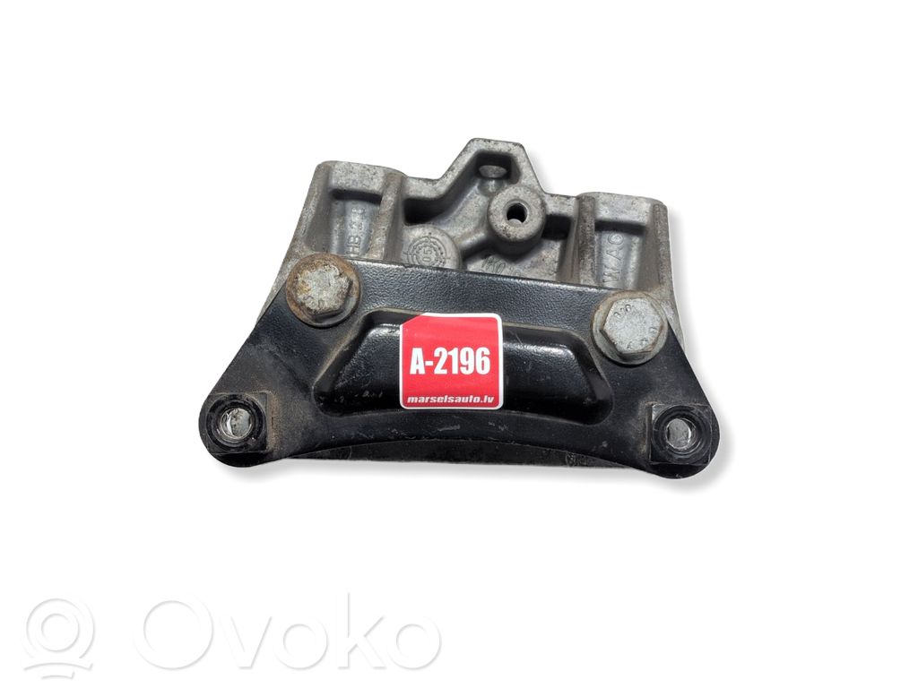 Skoda Octavia Mk2 (1Z) Engine mounting bracket 