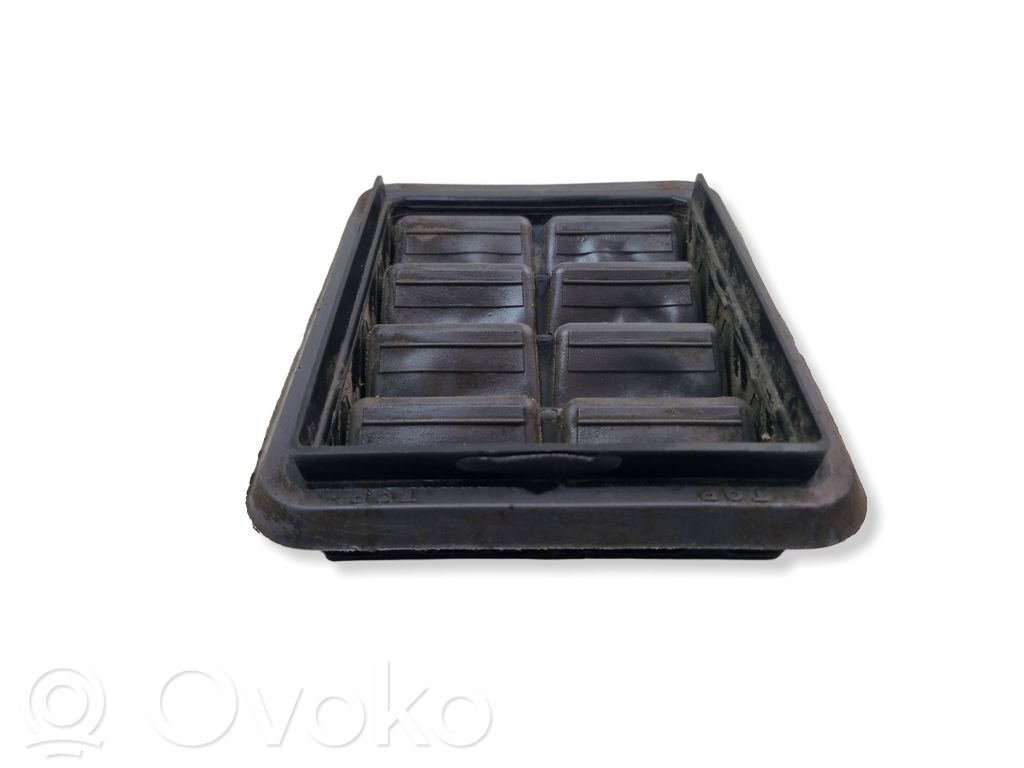 Quarter panel pressure vent