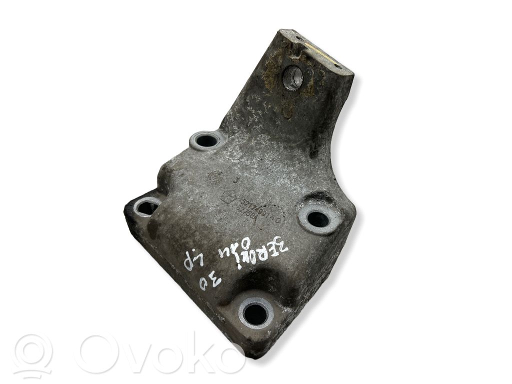 Jeep Grand Cherokee Engine mounting bracket 