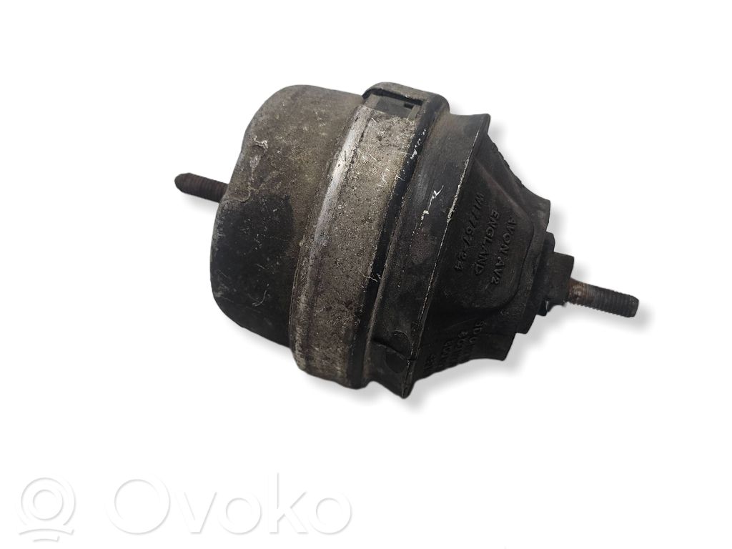 Volkswagen PASSAT B5 Engine mount bracket 