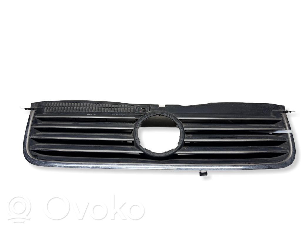 Volkswagen PASSAT B5 Maskownica / Grill / Atrapa górna chłodnicy 