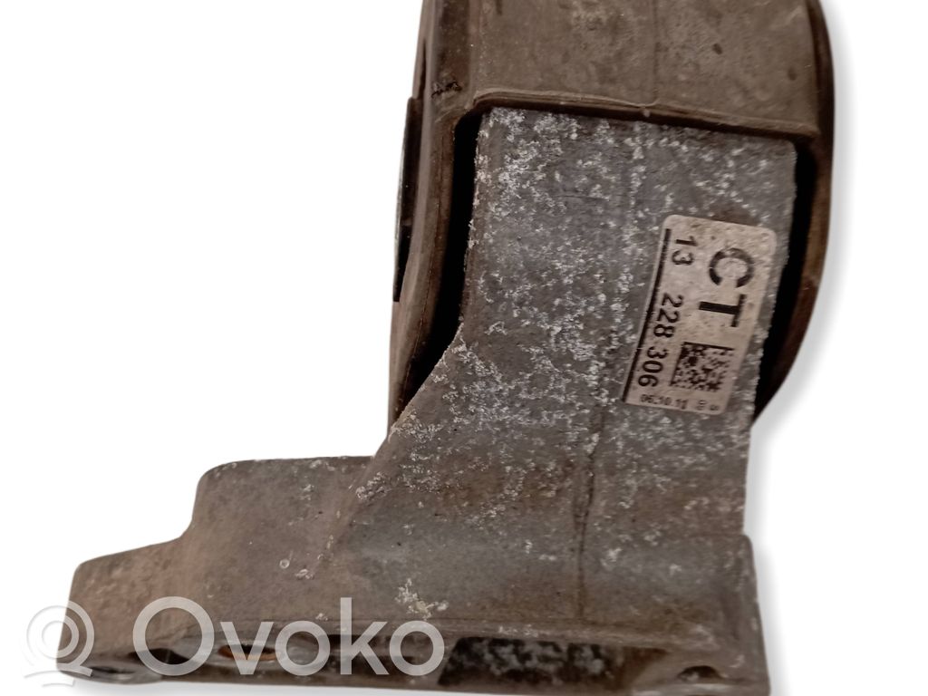 Opel Insignia A Engine mount bracket 