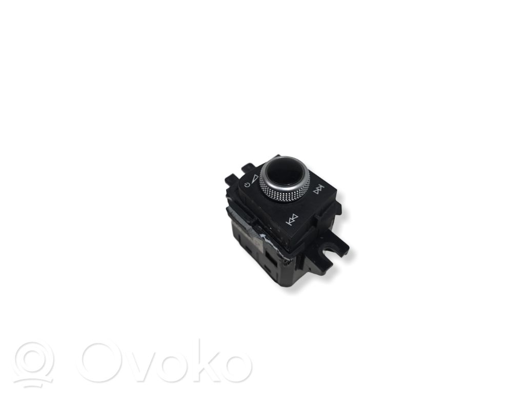 Audi A5 Garso reguliavimo jungtukas 