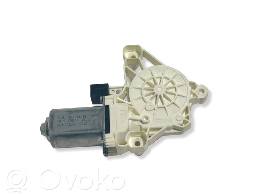Audi A5 Silnik regulatora szyby drzwi przednich 