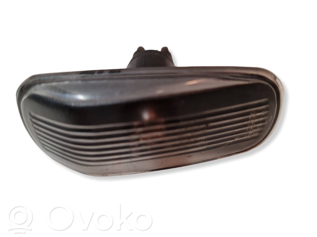 Front fender indicator light   E17649,015D