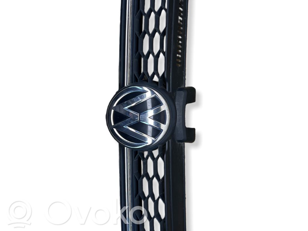 Volkswagen Golf VII Etupuskurin ylempi jäähdytinsäleikkö 