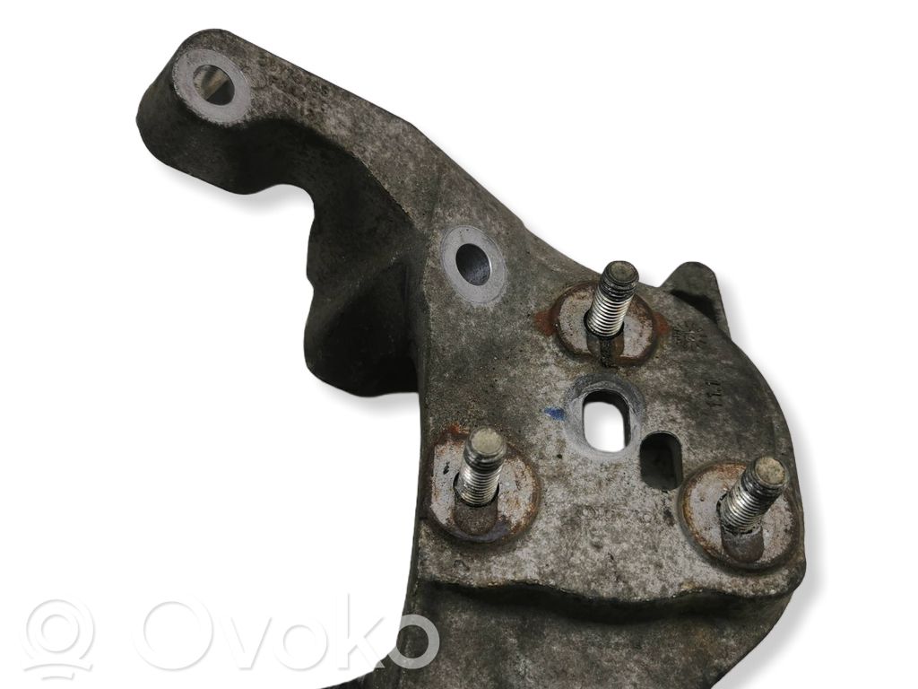 Volvo V40 Engine mounting bracket 