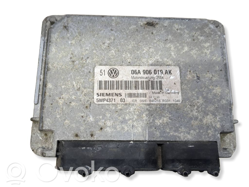 Volkswagen PASSAT B7 Engine control unit/module 