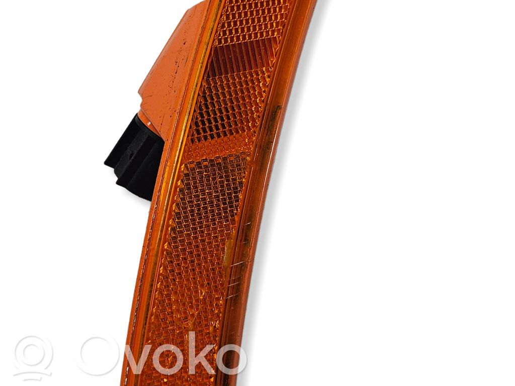 Chrysler Pacifica Front reflector 