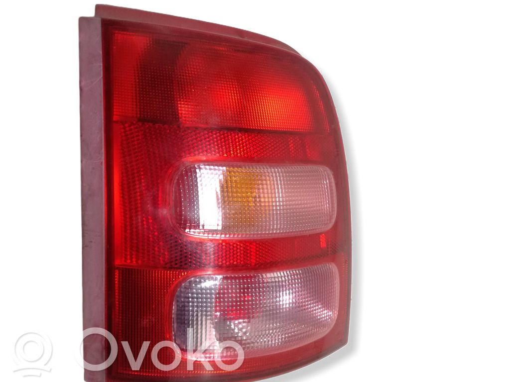 Nissan Micra Aizmugurējais lukturis virsbūvē 