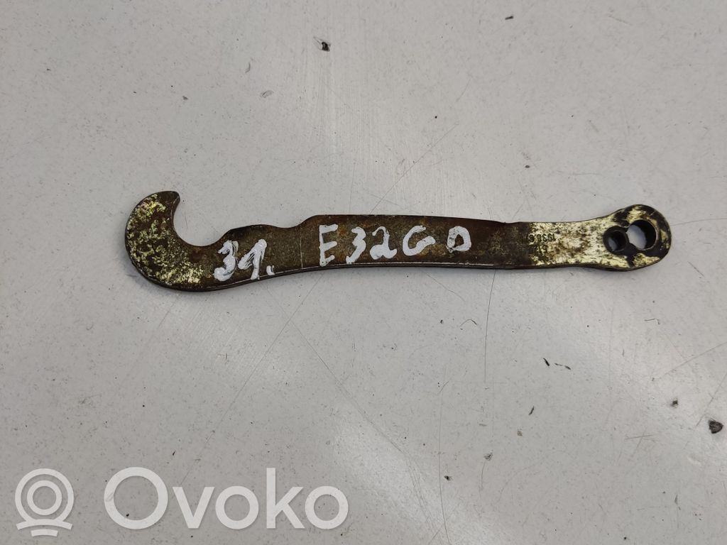 BMW 7 E32 Takaoven pidätin 