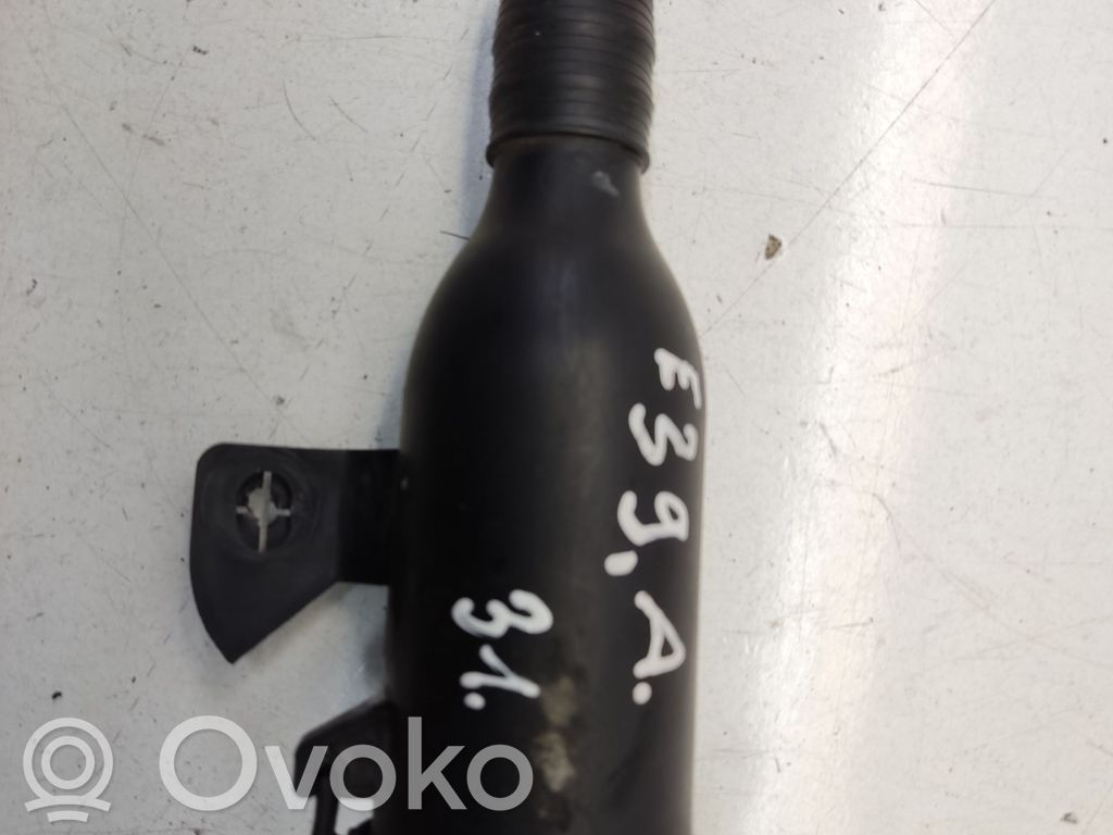 BMW 5 E39 Langų skysčio bakelio užpylimo vamzdelis 