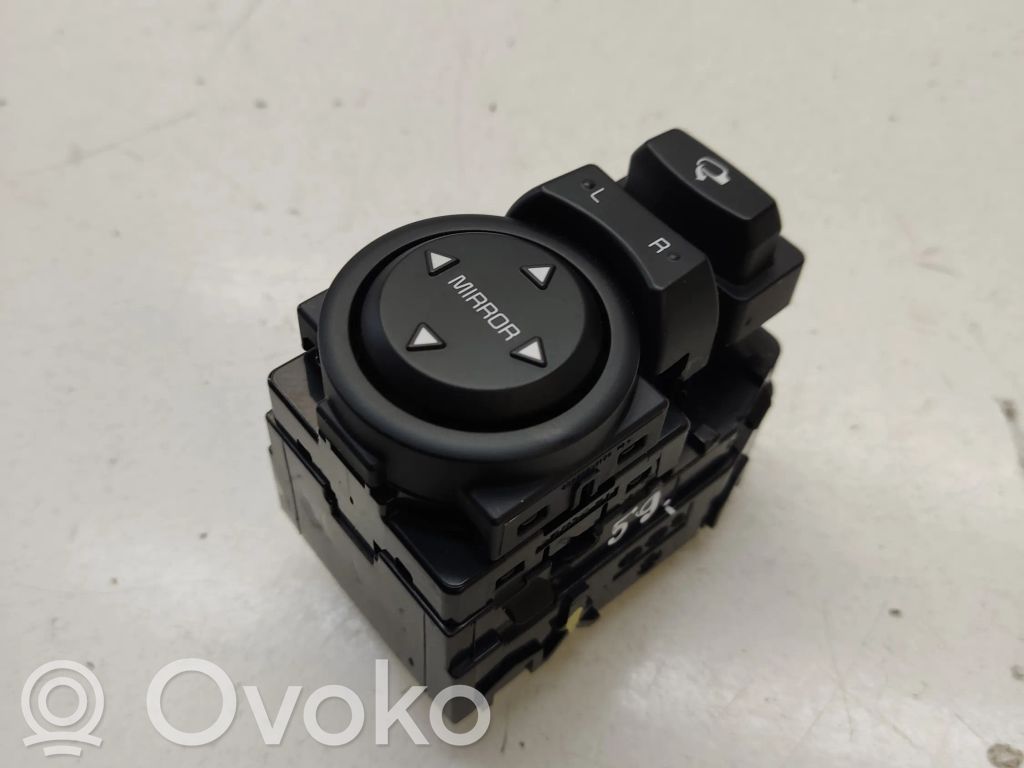 Wing mirror switch   4D64801160