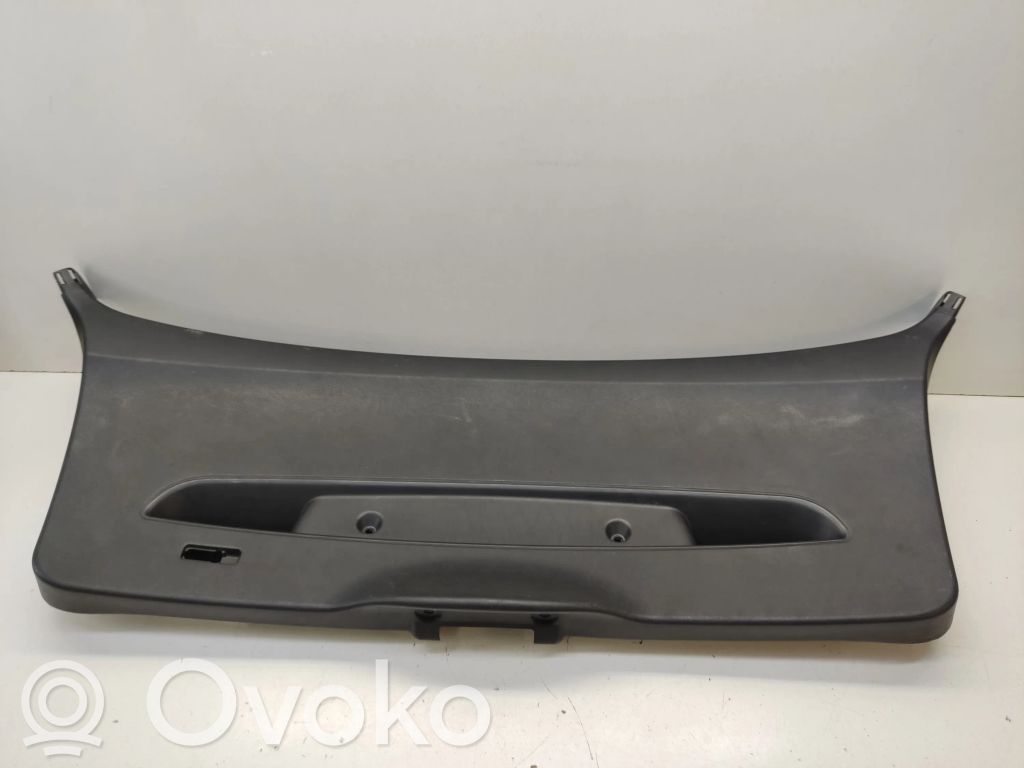 BMW 1 E81 E87 Apdaila galinio dangčio 