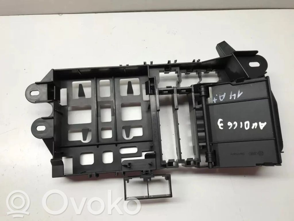Audi A6 S6 C6 4F Fuse box cover 