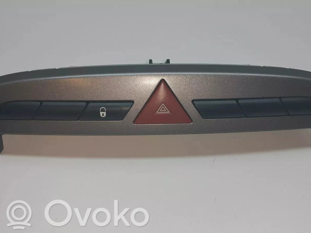 Peugeot 308 Avarinių žibintų jungtukas 