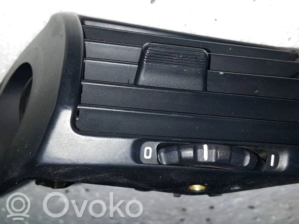 BMW 5 E34 Boczna kratka nawiewu deski rozdzielczej 