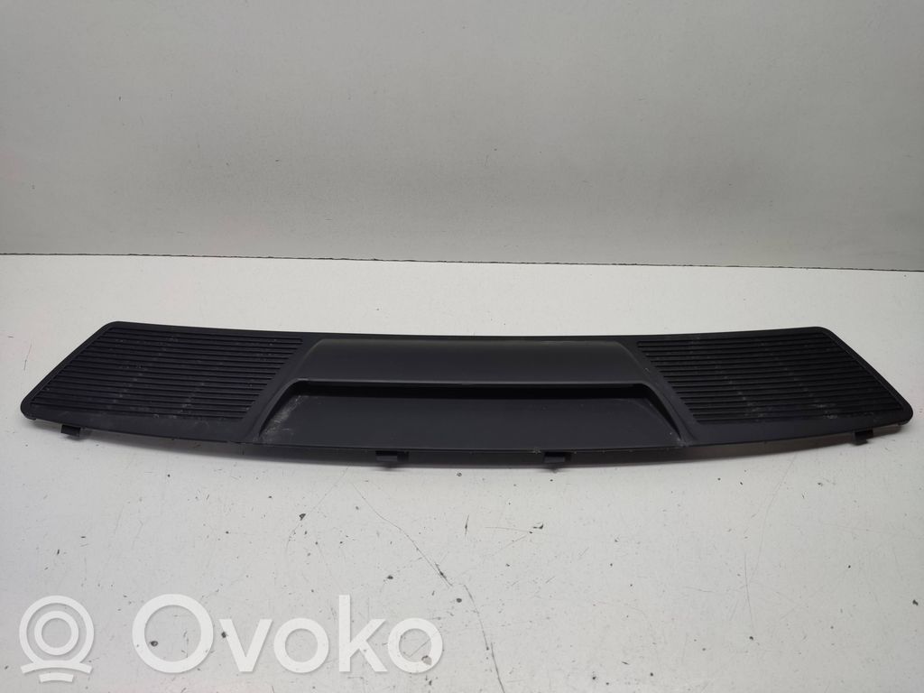 BMW 7 E65 E66 Grotelės palangėje 