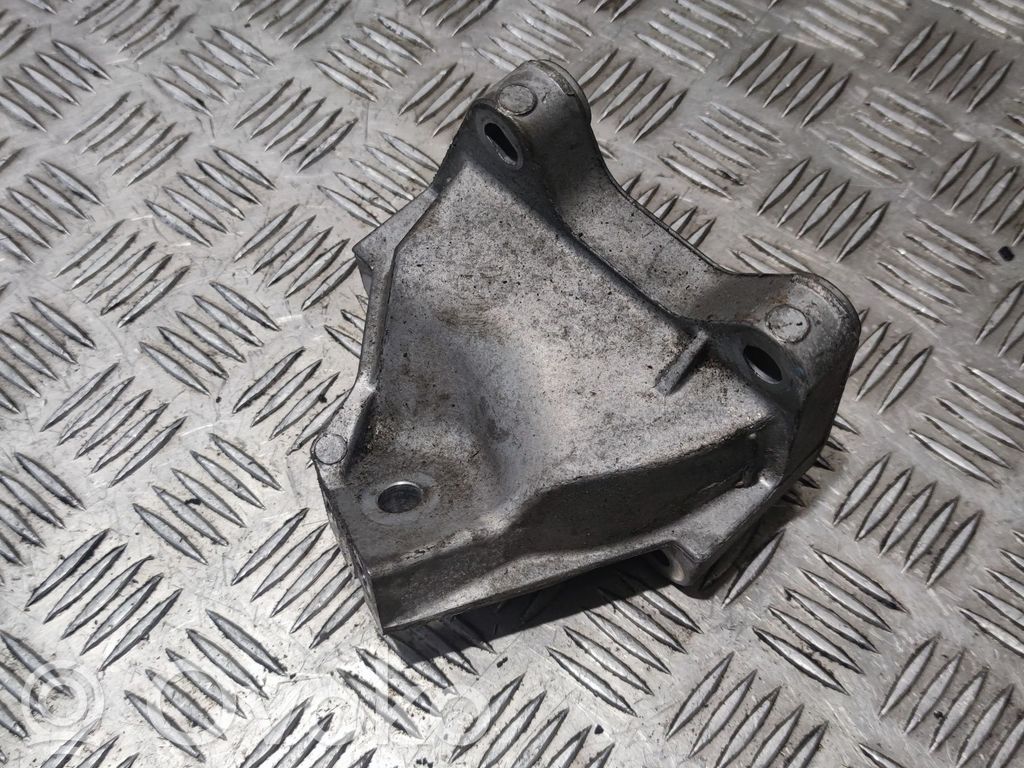Jeep Grand Cherokee Engine mounting bracket 