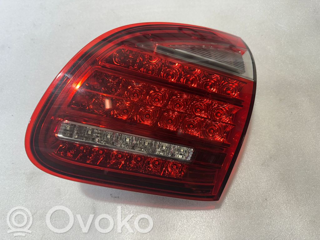 Porsche Cayenne (92A) Lampă spate în capacul portbagajului 
