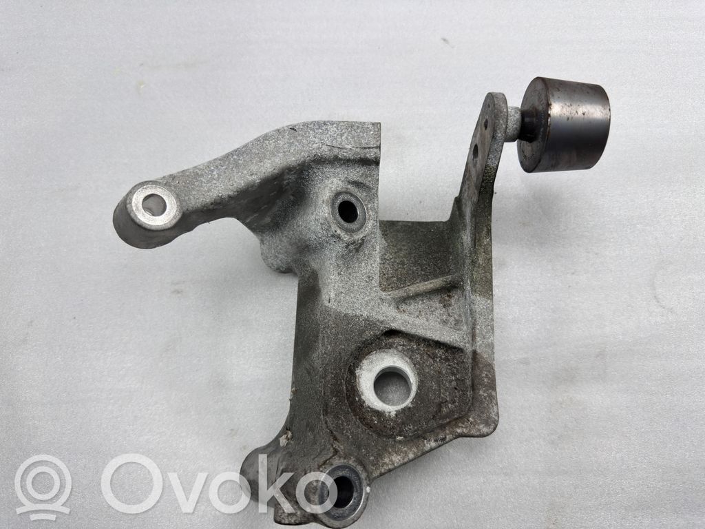 Volvo XC90 Engine mounting bracket 