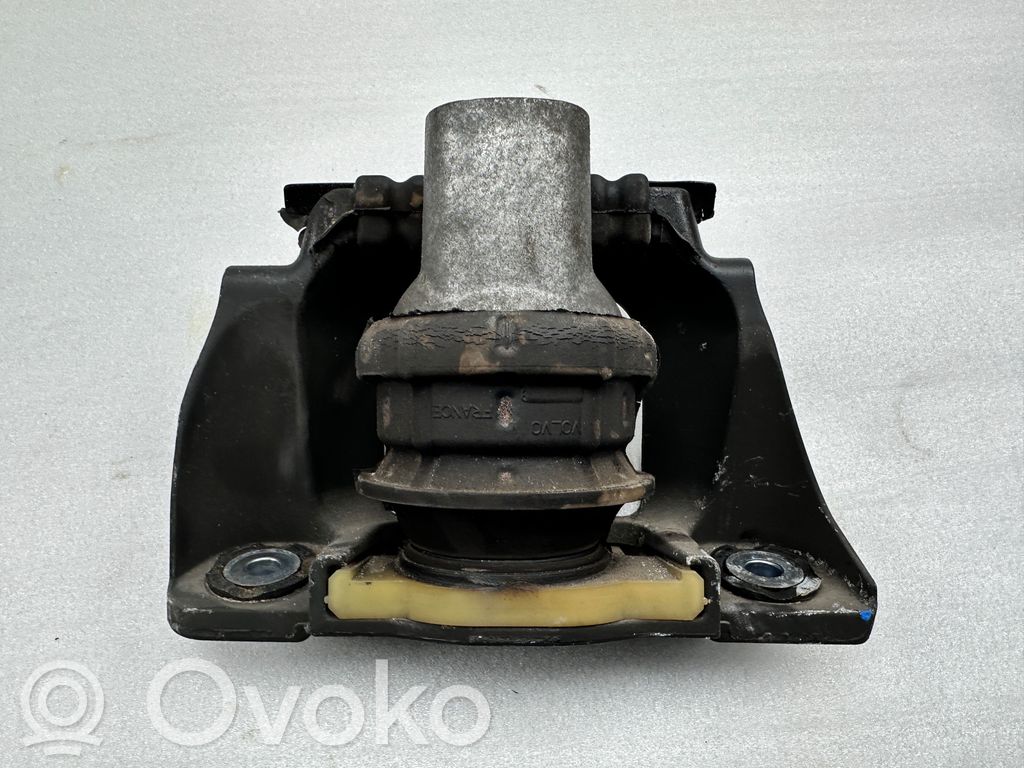 Volvo XC90 Engine mount bracket 