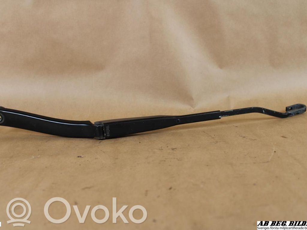 Front wiper blade arm