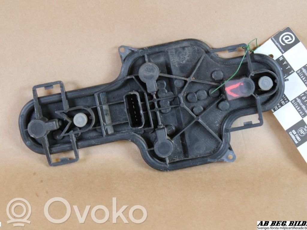 Nissan Primera Takavalon polttimon suojan pidike 