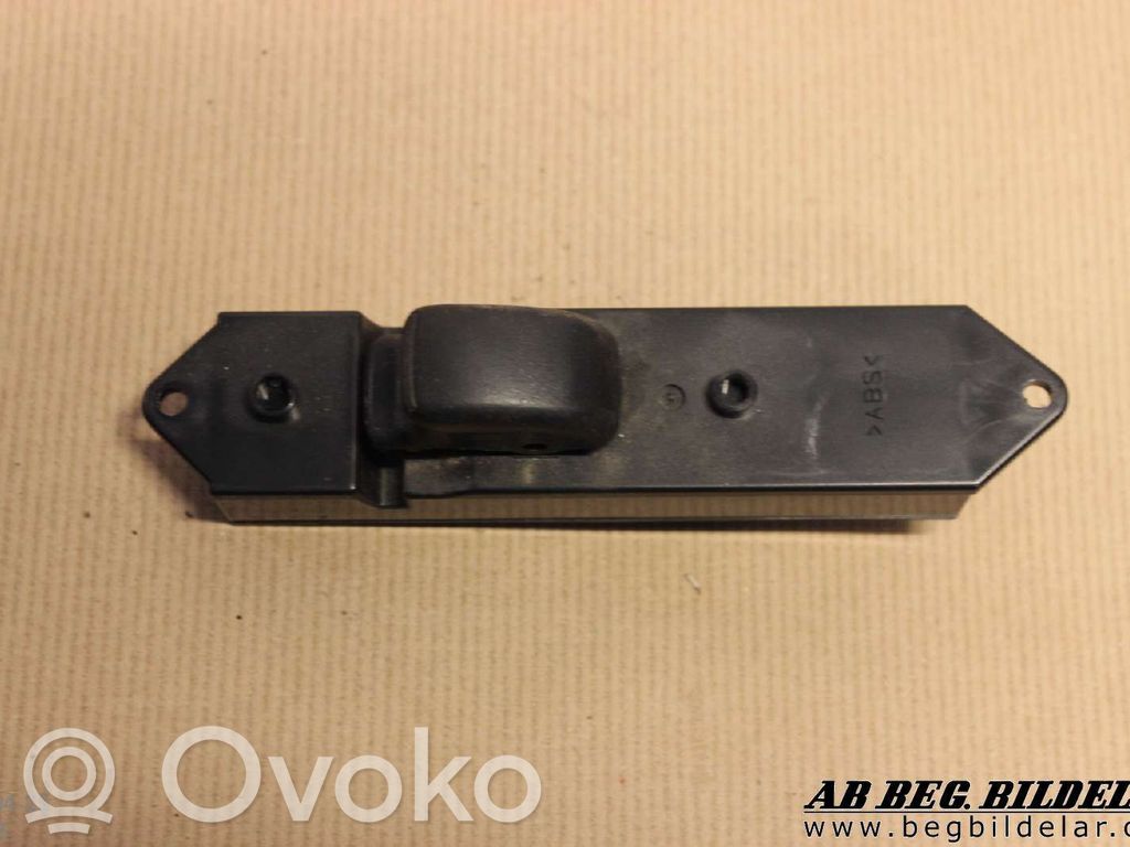 Electric window control switch   MR252818