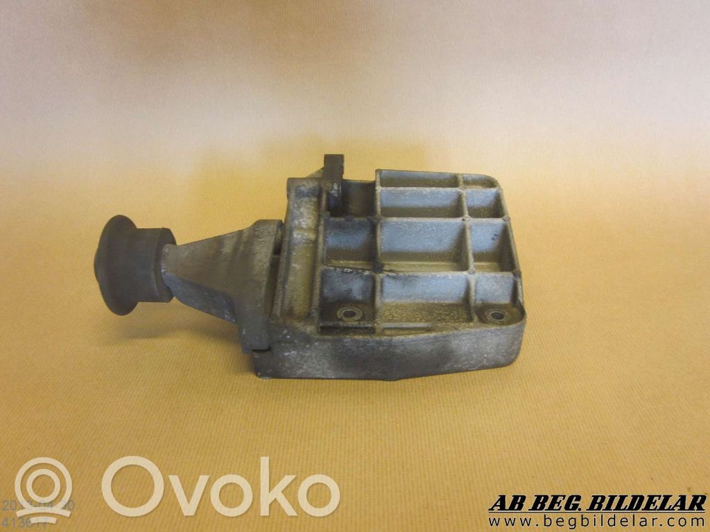 Audi 80 90 S2 B4 A/C compressor mount bracket 