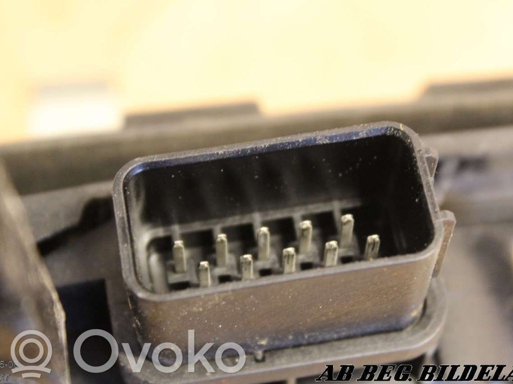 Aizmugurē slēdzene   4M5AA26413EC