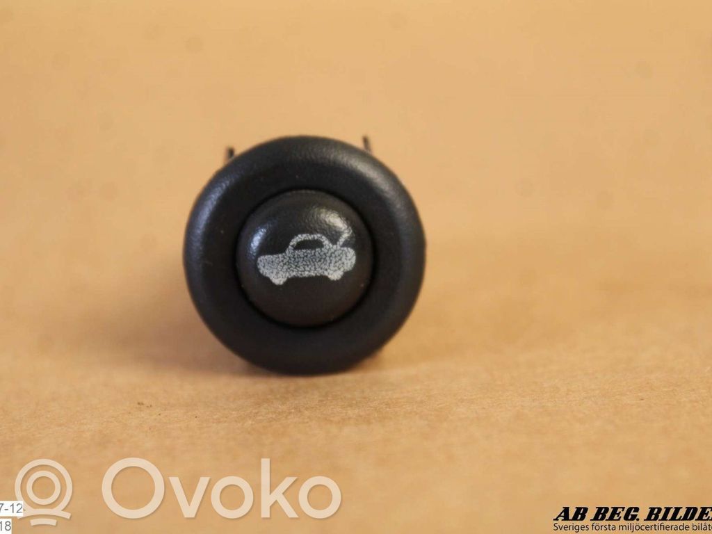 Tailgate/boot open switch button   04760847AC